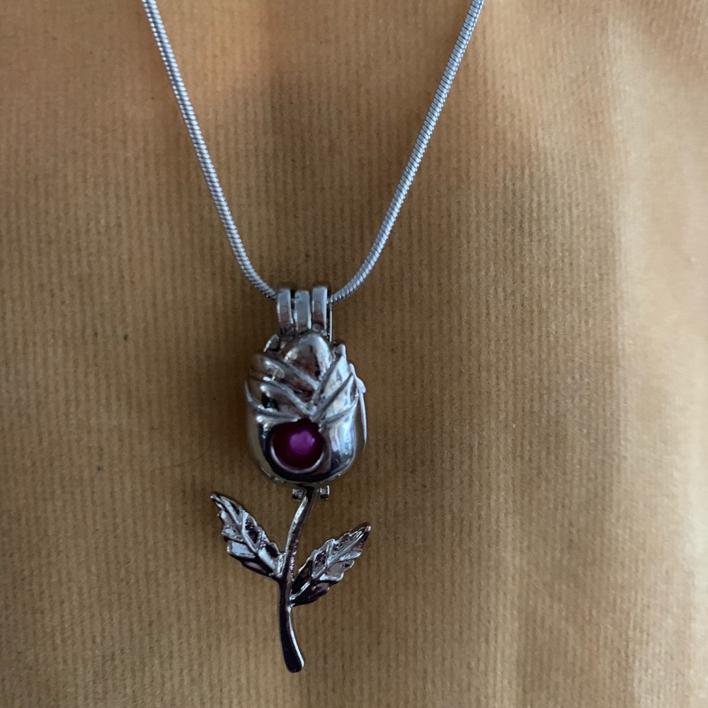 Rose pearl pendant necklace